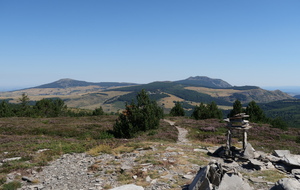 Du sommet du Suc de la Lauzière, jolie vue sur le Massif du Mézenc
