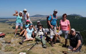 Au sommet du Suc de Montfol (1594m), face au Massif du Mézenc