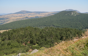 Le Suc de Taupernas et le Massif du mézenc à l'arrière-plan