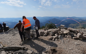 La montagne est fragilisée par le passage des randonneurs d'où ce chantier de restauration.