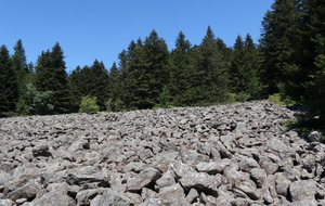 Une rivière de pierres, un clapier
