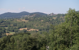 Au loin, le petit village de Queyrières et son rocher d'orgues basaltiques
