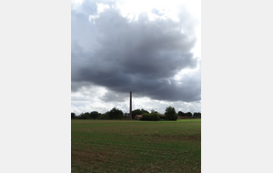 Cheminée de l'ancienne briqueterie d'Ussy