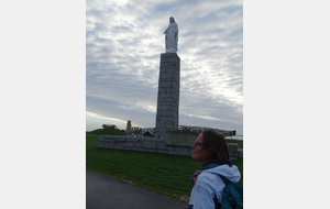 La statue de la Vierge Marie au-dessus du port artificiel du débarquement