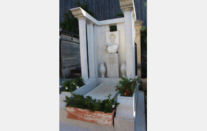 Tombe au visage qui tourne