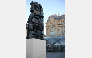 Les valises devant la Gare Saint Lazare