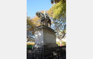 Statue Place des Vosges