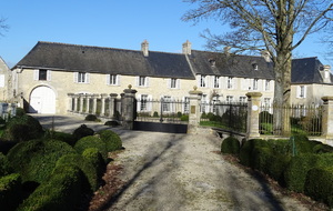 Au premier étage de l'aile nord de cette maison se trouvait la salle d'attente des pilotes de l'escadrille 430 des forces aériennes du Canada pendant la période du jour D+10 en 1944